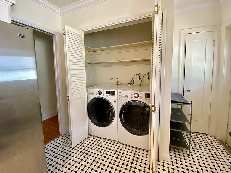 1051 N Wilson Ave — Photo 9