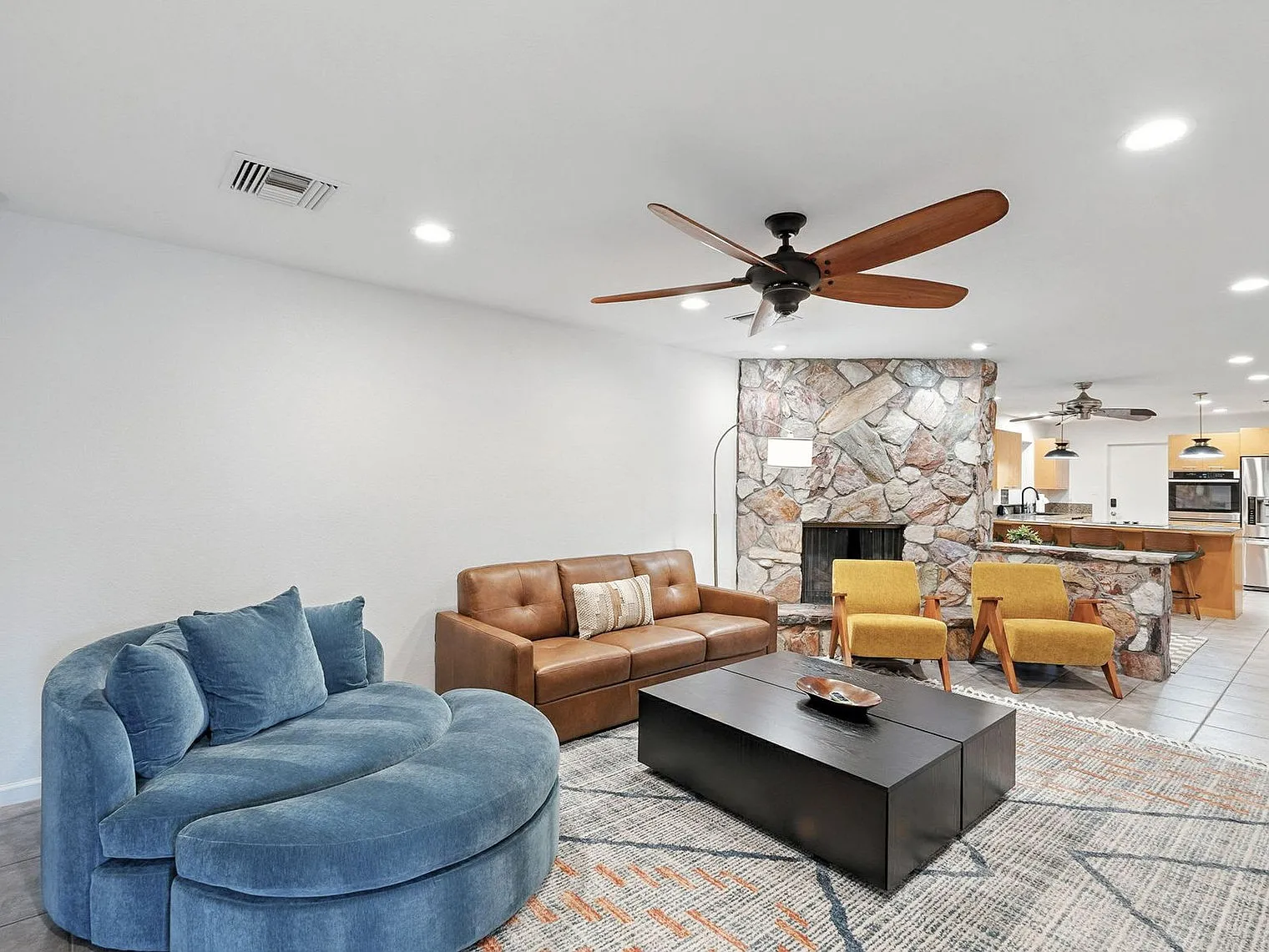 4 bed, 2.0 bath, $7,541 — Photo 3