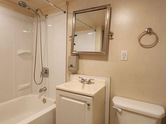 4th image of 8 Riverside Ct