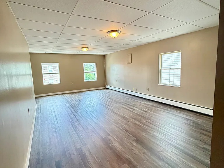 418 Center Ave — Photo 8
