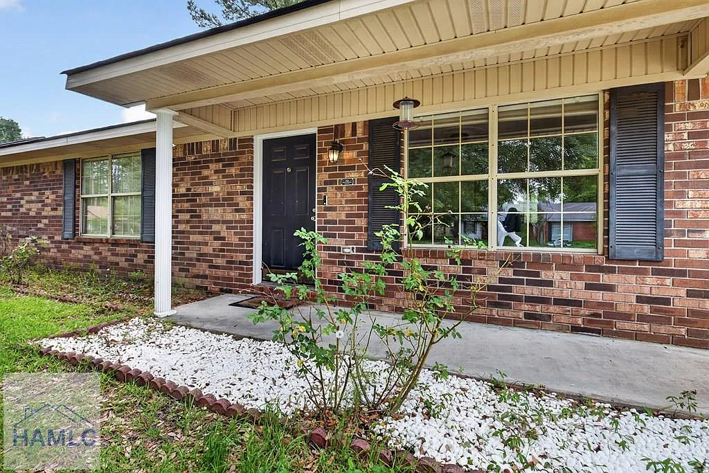 3 bed, 2.0 bath, 1352 sqft, $2,050 — Photo 4