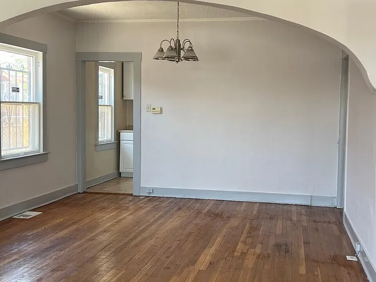 2115 E Yandell Dr — Photo 3