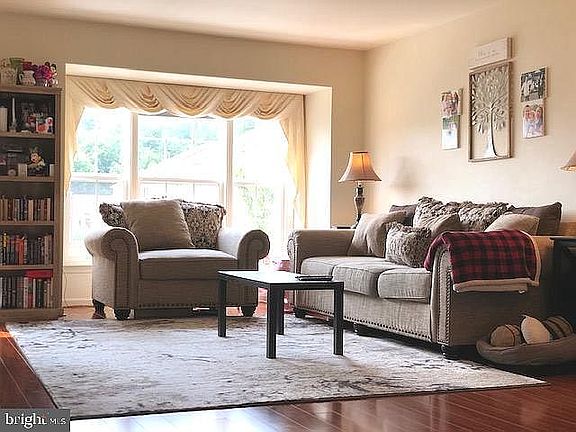 3rd image of 104 Fair Oaks Ave