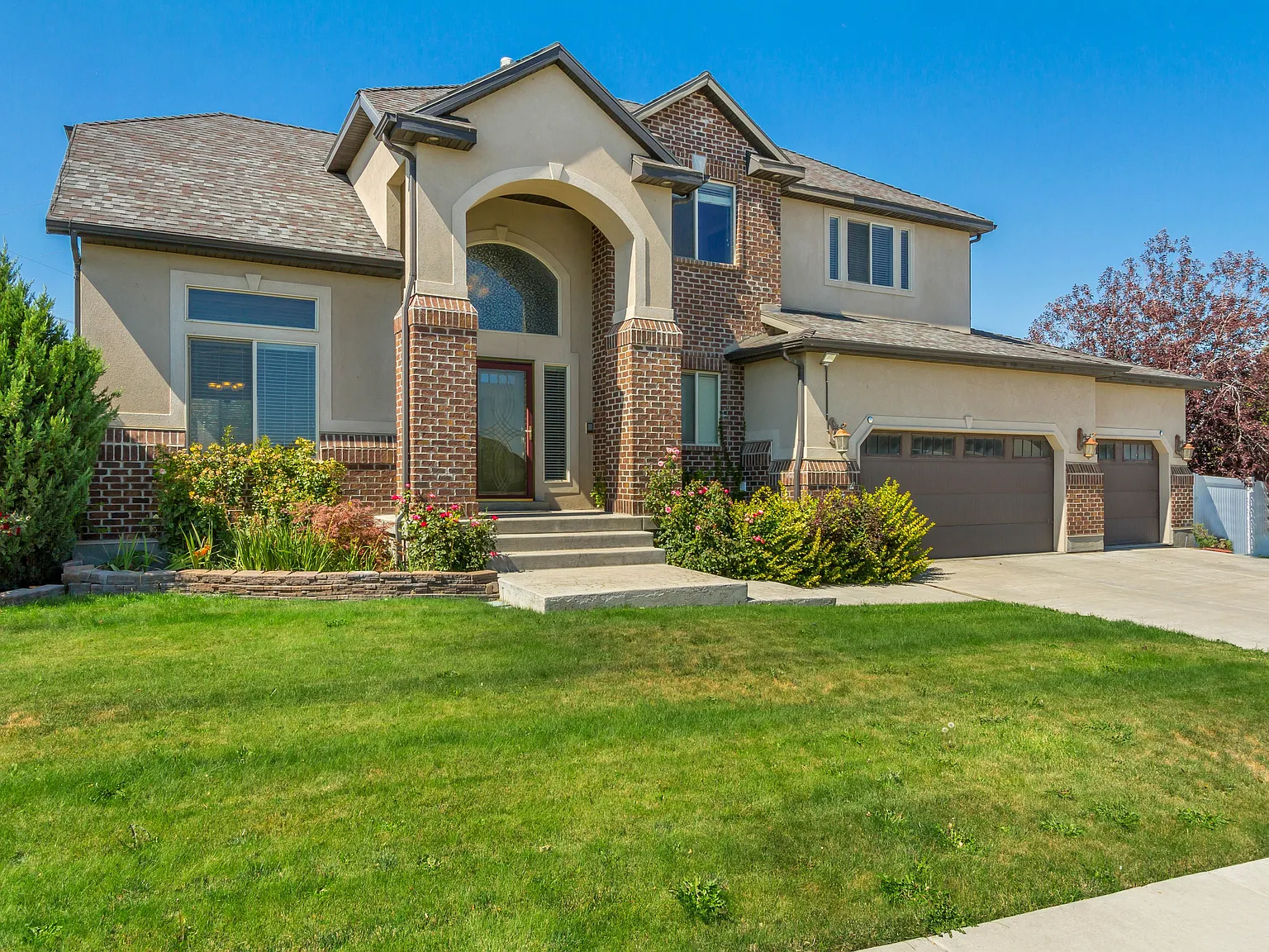 6 bed, 3.5 bath, 3624 sqft, $3,100 — Photo 2