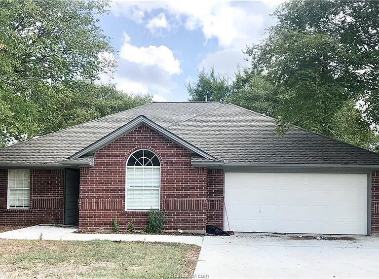 1304 Bayou Woods Dr — Photo 1
