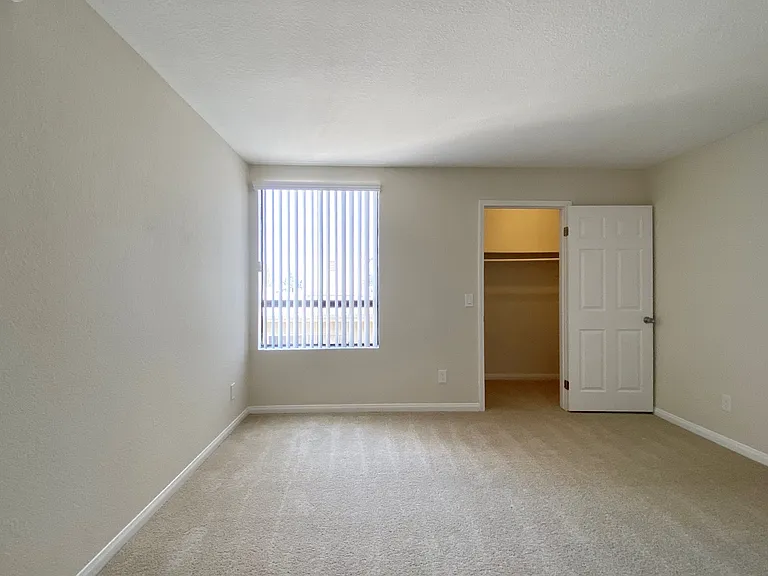 Elizabeth Arms Apartments — Photo 24