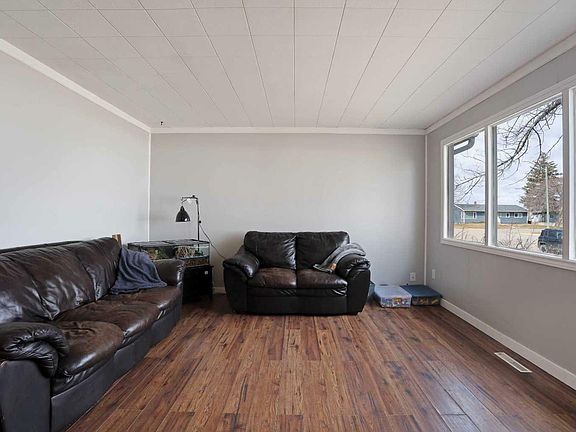 5th image of 823 3rd Ave N