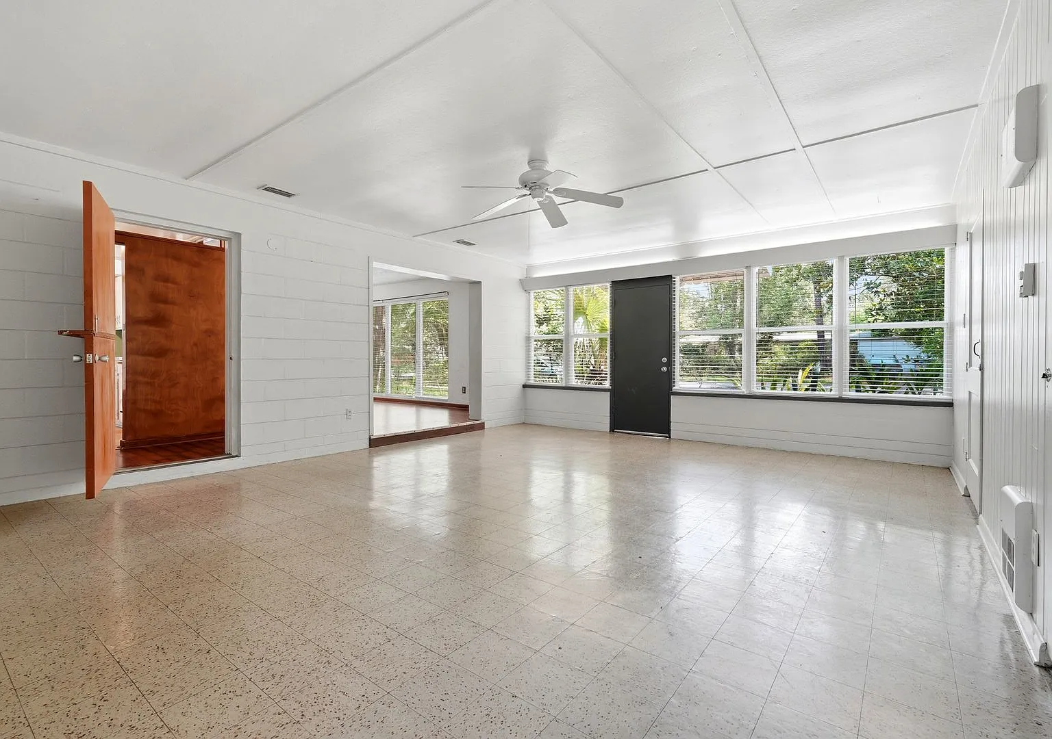 Charming Mid Century Modern Home/Fenced Yard/Lawn Care Included — Photo 2