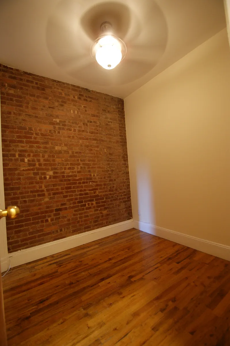 Building Photo - 42 Morton St #2W