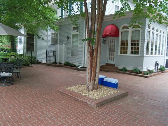 2nd image of 626 W College St