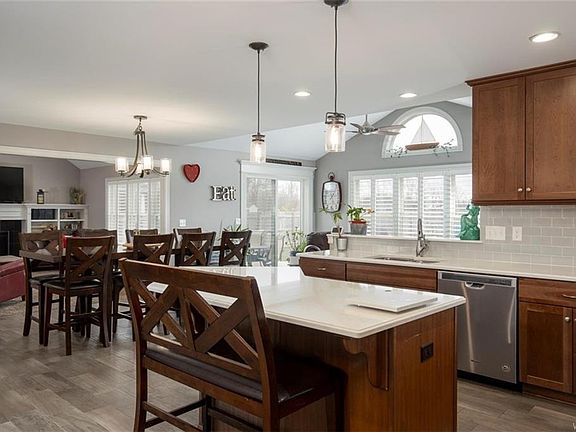 3rd image of 5 Darien Ct