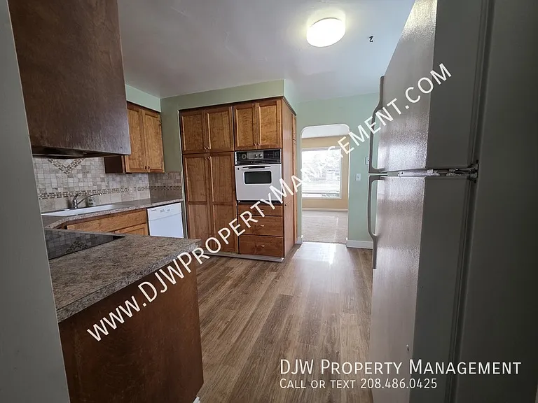 624 W Linden St — Photo 4