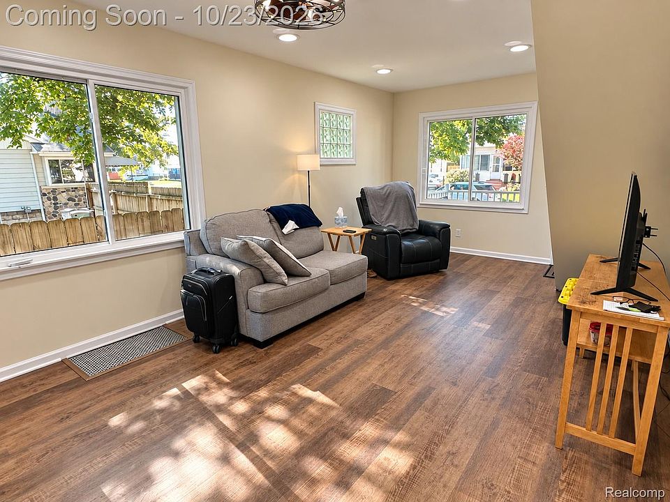 23076 Hoover Ave, photo 9