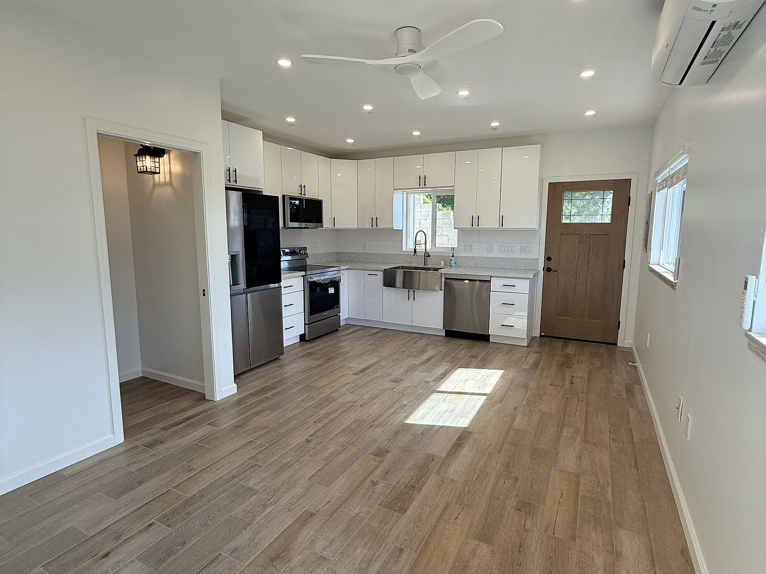 2 bed, 800 sqft, $3,000 — Photo 2