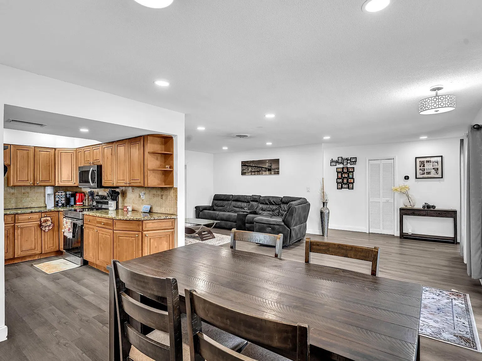 3 bed, 2.0 bath, 2005 sqft, $3,500 — Photo 3