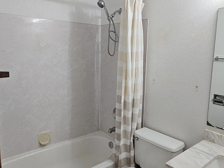 2325 W Crockett St #1 — Photo 8