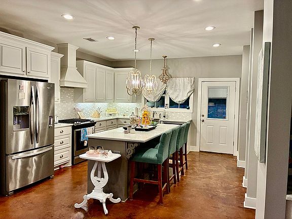 4th image of 7 Oakwood Glen Dr