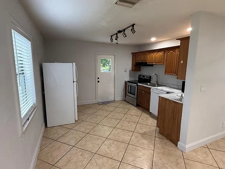 741 Roseland Dr — Photo 10