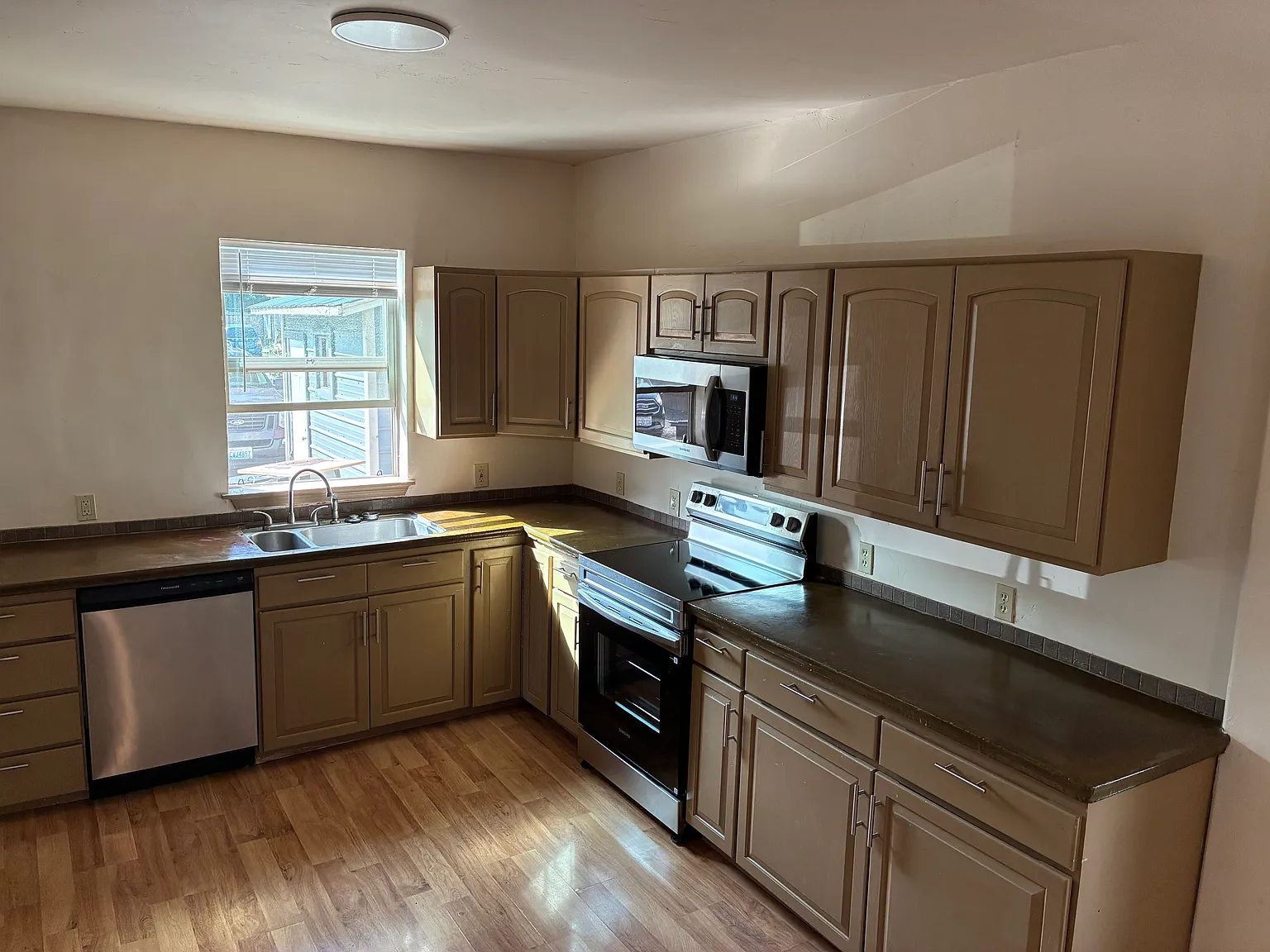 4 bed, 1100 sqft, $1,600 — Photo 2
