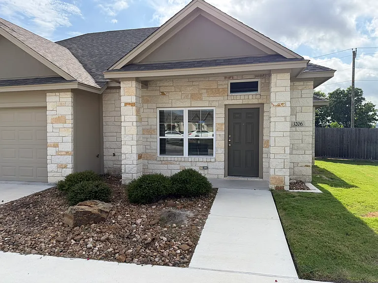 3206 Fenway Cir — Photo 1