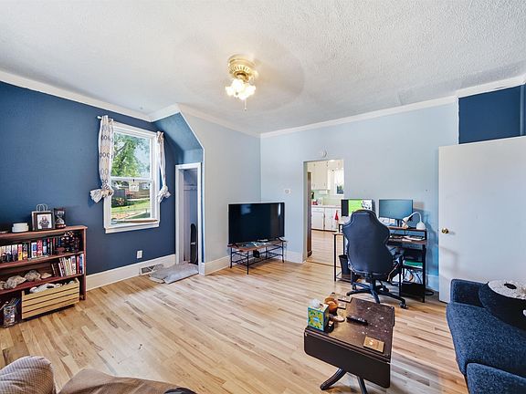 4th image of 912 Margaret St