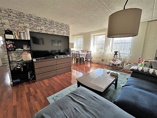 2nd image of 6425 Broadway APT 4E