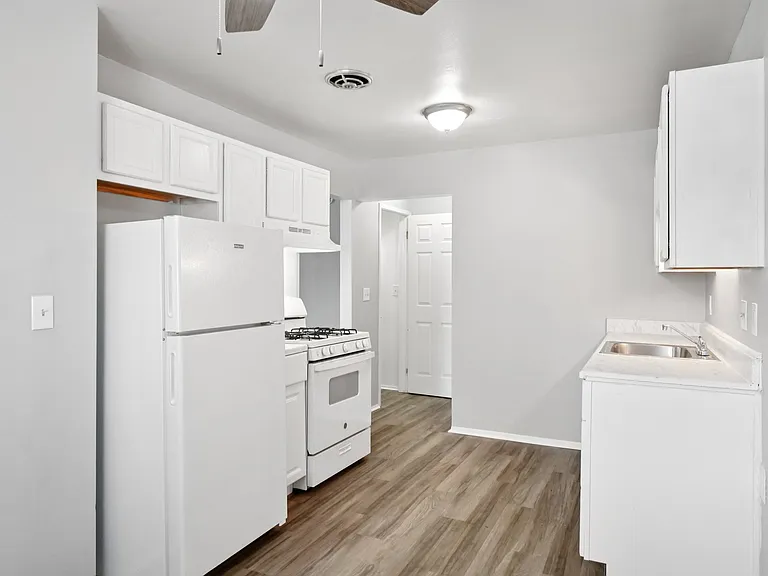 Creekside Apartments — Photo 11