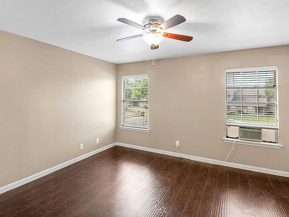 4th image of 2425 Lakeview Cir #2427