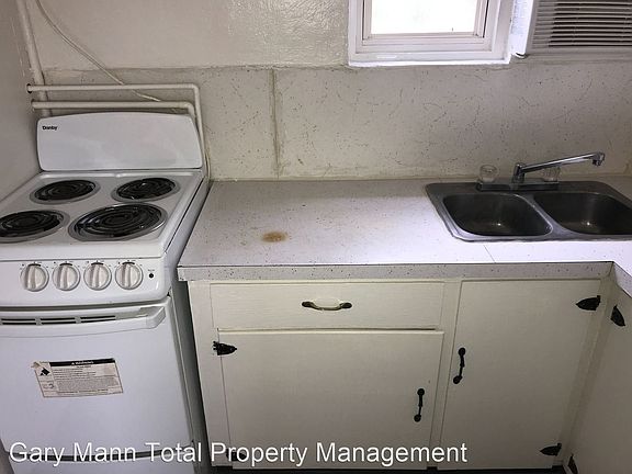 3rd image of 2128 W Broadway Ave #1