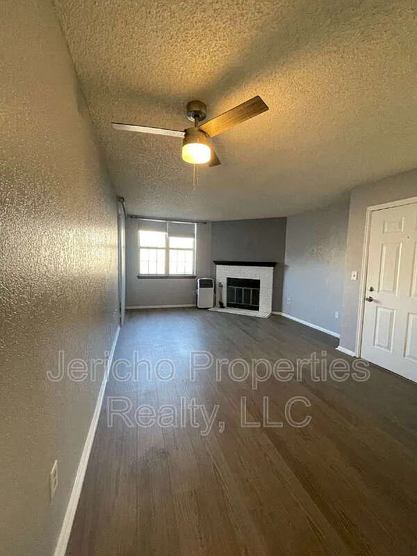 1 bed, 1.0 bath, 644 sqft, $1,395 — Photo 2