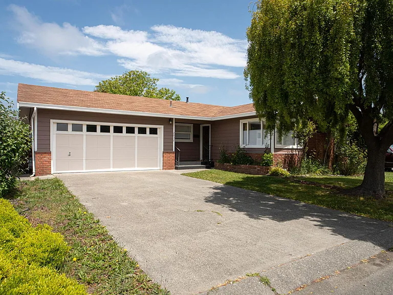 2032 Shamrock Dr — Photo 36