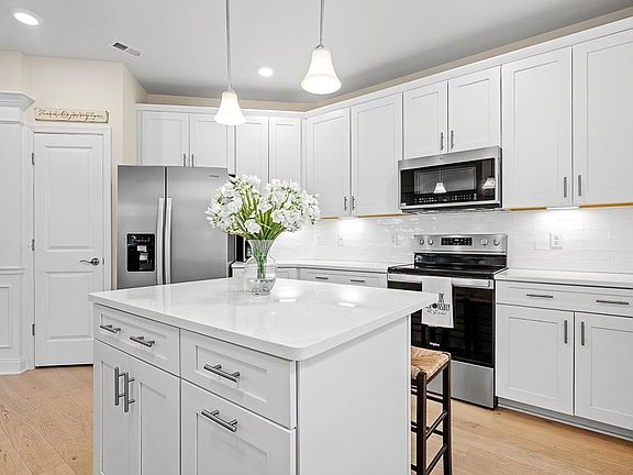 5th image of 3 Peters Farm Way #107