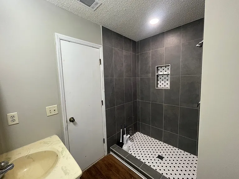 813 Robin Hood Trl — Photo 24