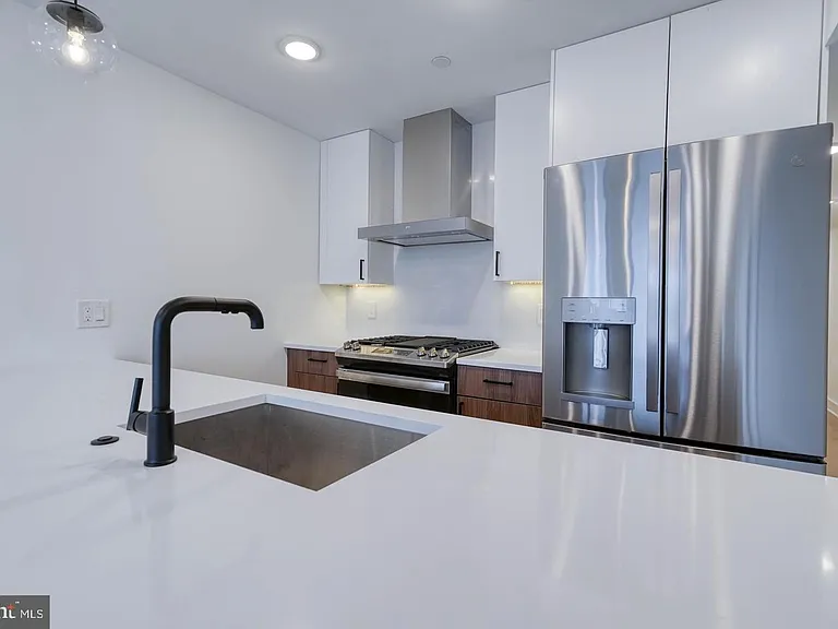1519 Carpenter St #2 — Photo 5