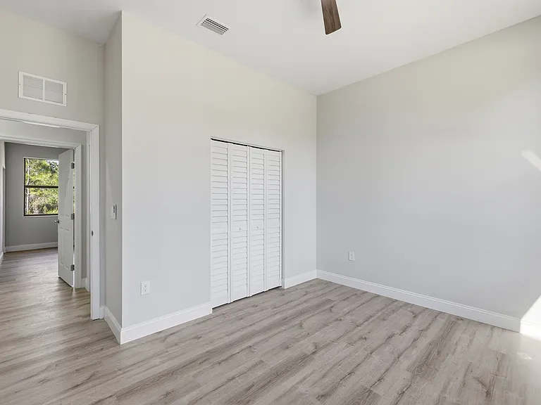 825 Carbon St E — Photo 32