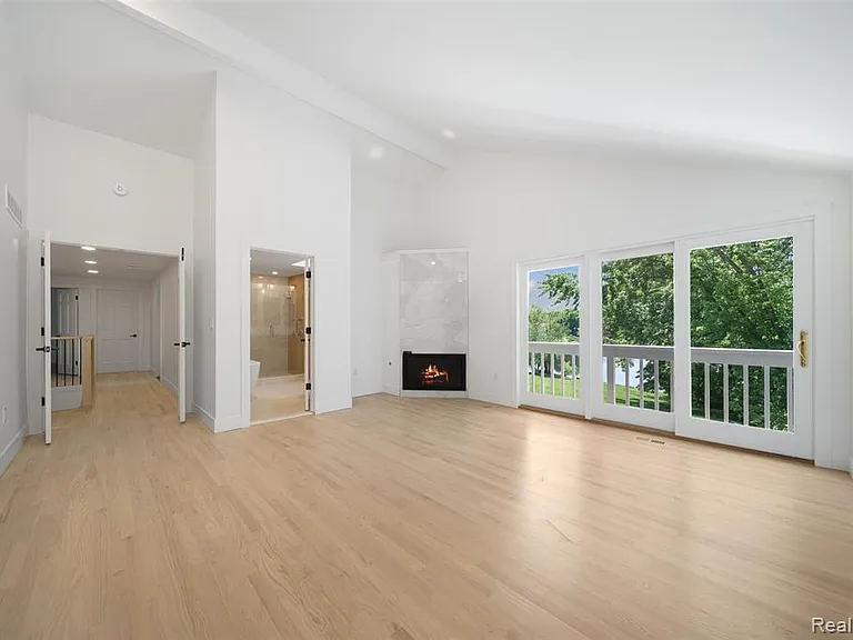 1935 Hillwood Dr — Photo 23