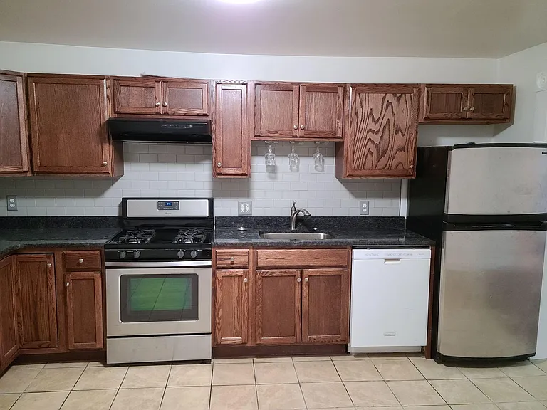 1017 W Clay St — Photo 4