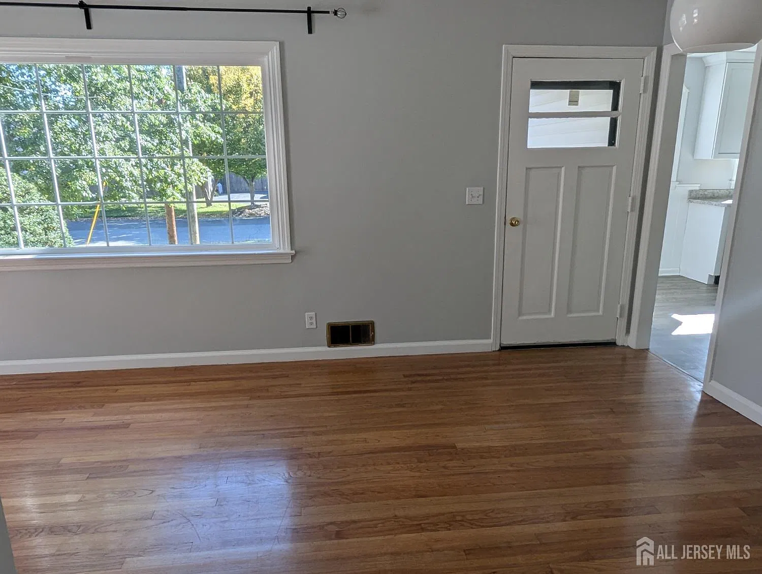 3 bed, 1.0 bath, $3,000 — Photo 2