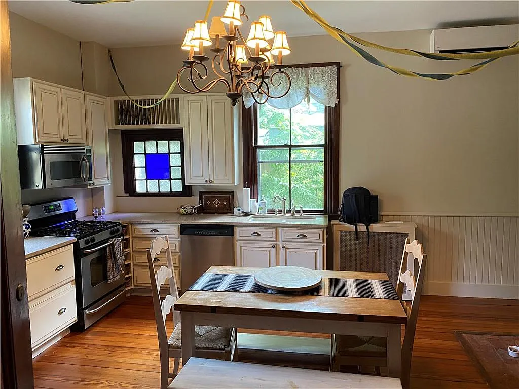 3 bed, 2.0 bath, 2000 sqft, $3,000 — Photo 2