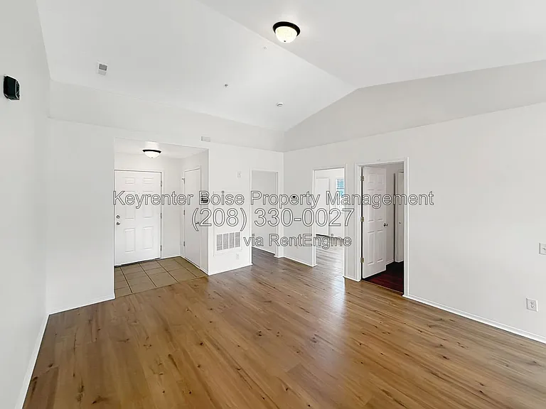 2111 E White Oak Ct #201 — Photo 3