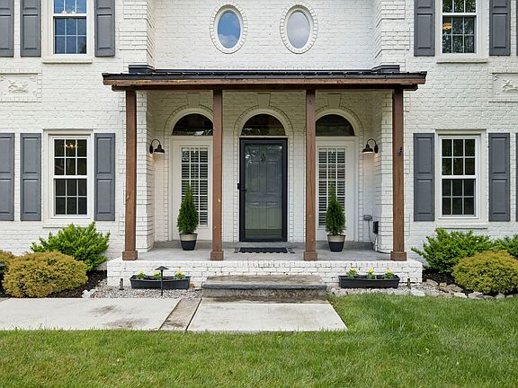 5th image of 1744 Surrey Dr