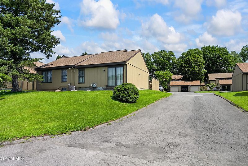 4th image of 901 Huntington Court