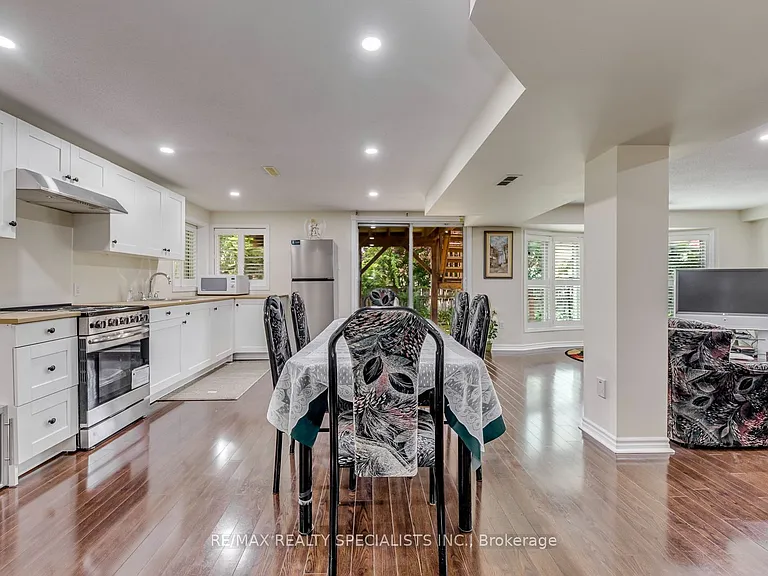 5486 Landsborough Ave — Photo 16