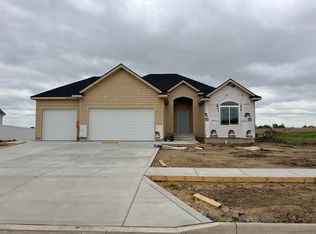 2211 Huntwood Dr, Salina, KS 67401