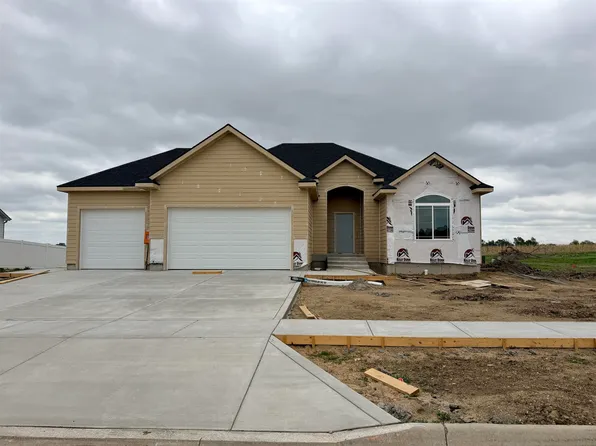 2211 Huntwood Dr, Salina, KS 67401