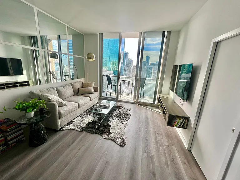 151 SE 1st St #Penthouse 7 — Photo 5