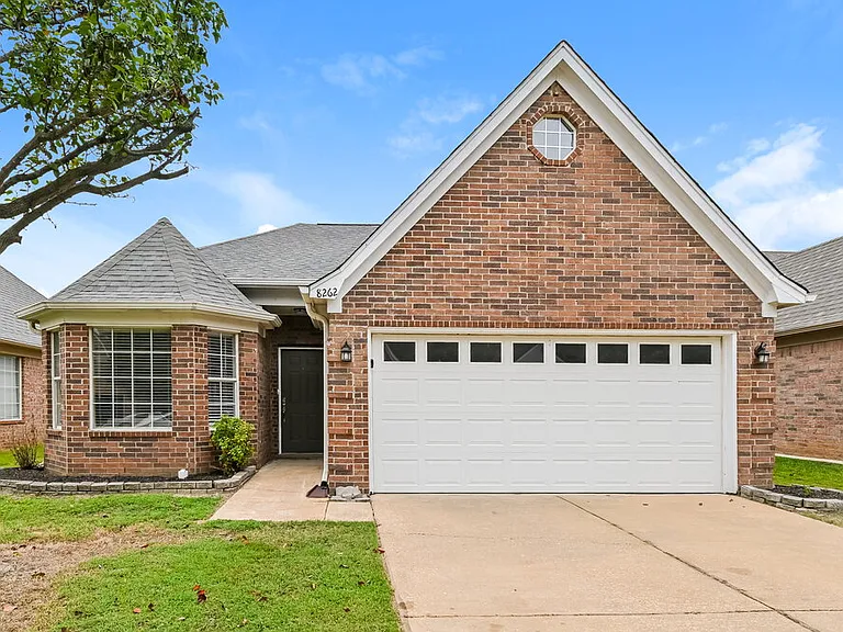 8262 Regal Bend Dr — Photo 1