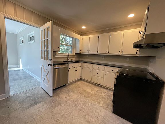 4th image of 104 Elizabeth Dr