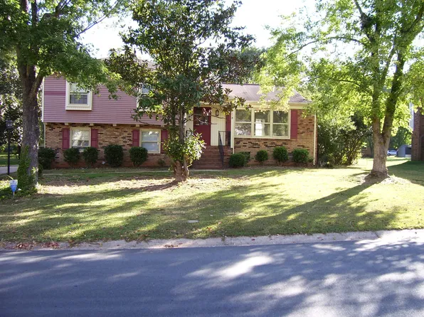 6131 Coach Hill Ln, Charlotte, NC 28212
