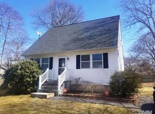 129 Woodside Dr, Mastic Beach, NY 11951